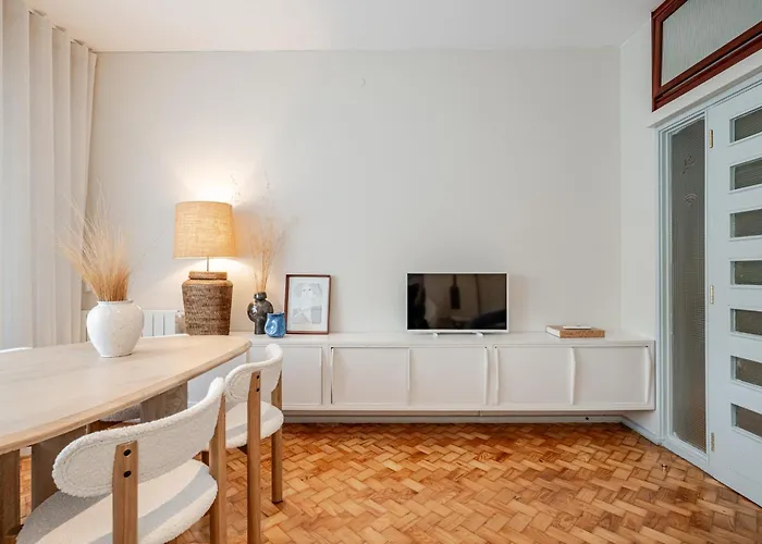 Unique Modernist Duplex & Parking *