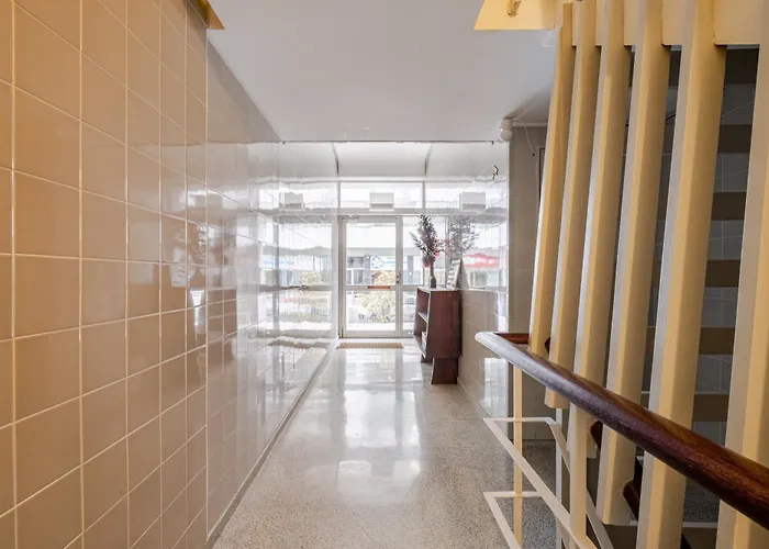 Unique Modernist Duplex & Parking شقة