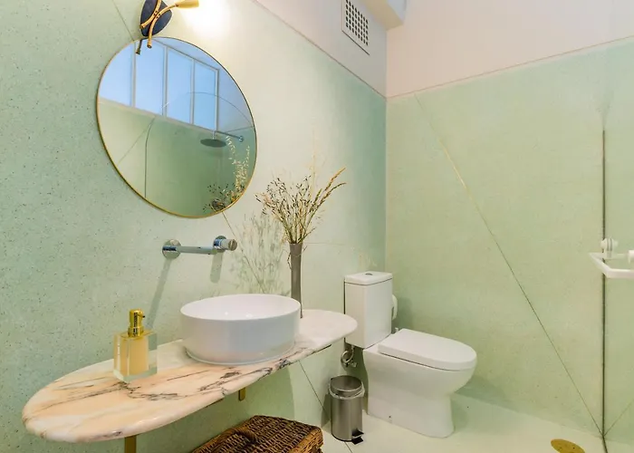 Unique Modernist Duplex & Parking *