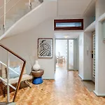 Unique Modernist Duplex & Parking Lägenhet