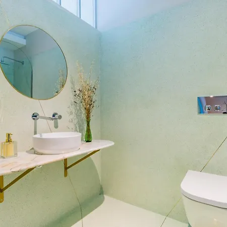 Unique Modernist Duplex & Parking 아파트 *