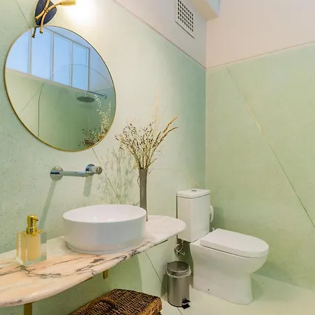 Unique Modernist Duplex & Parking *