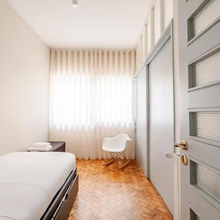 Unique Modernist Duplex & Parking * 포르투