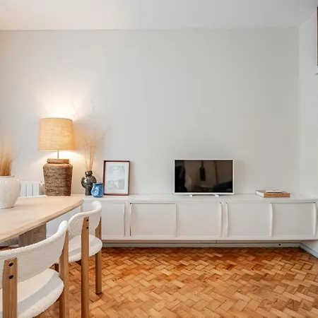 Unique Modernist Duplex & Parking *