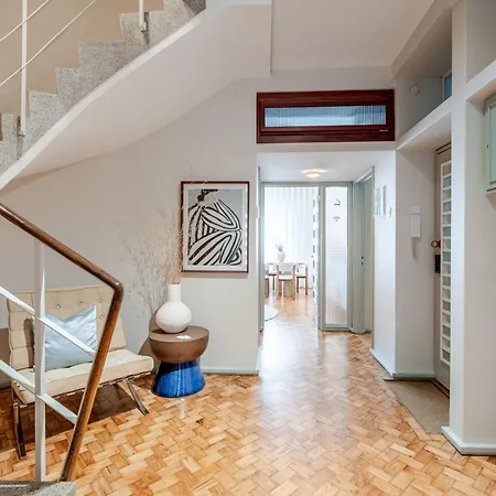 Unique Modernist Duplex & Parking דירה