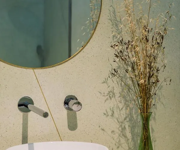 Unique Modernist Duplex & Parking דירה