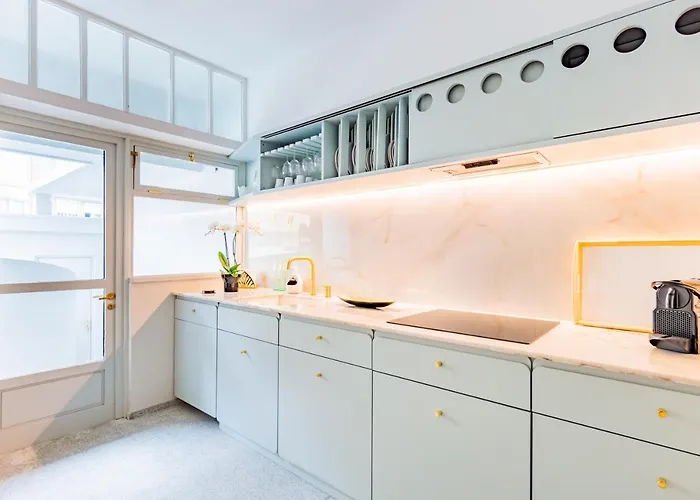 Unique Modernist Duplex & Parking דירה *