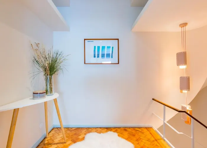 Unique Modernist Duplex & Parking דירה *