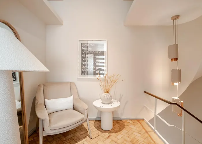 דירה Unique Modernist Duplex & Parking