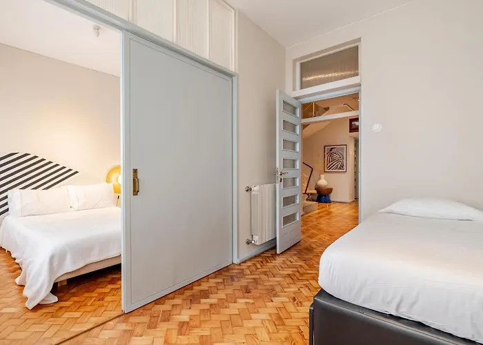 Unique Modernist Duplex & Parking *