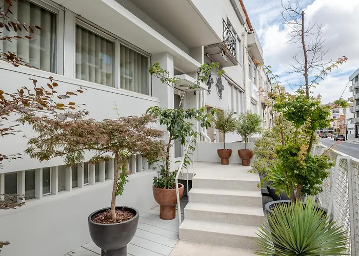 Unique Modernist Duplex & Parking *